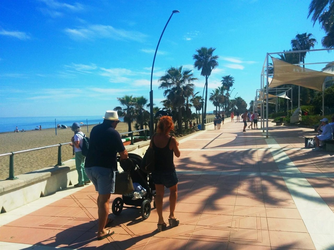 Turistas en el paseo marítimo de la Costa del Sol.