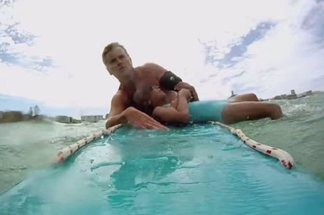 Terry McDermott rescatando a una niña a punto de ahogarse