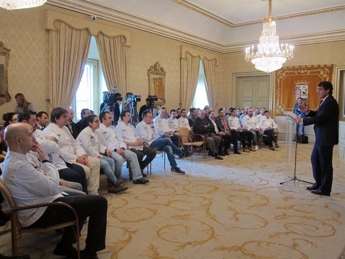 Mañueco y algunos de los cocineros de  la ciudad presentes en Madrid Fusión