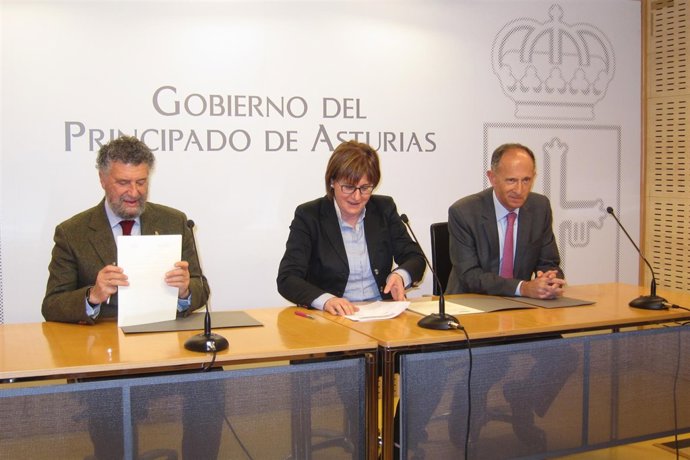 Varela, Palacios y Sáenz de Jubera, durante la firma. 