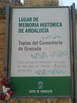 Placa que se&#241;ala la tapia del cementerio de Granada como Lugar de Memoria 
