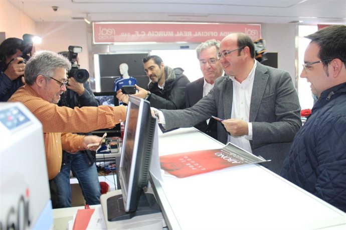 El presidente del Gobierno regional retira su abono del Real Murcia