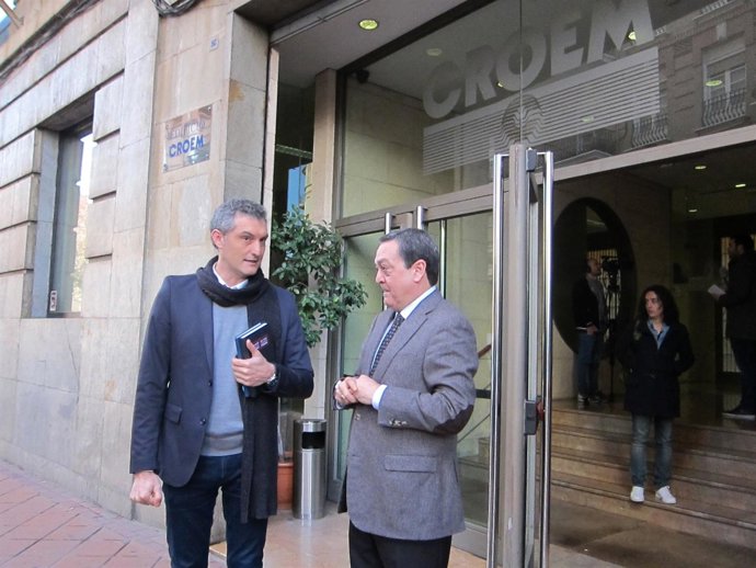 Urralburu y Albarracín en la puerta de la CROEM antes de atender a los medios