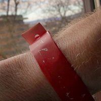 Retiran la obligatoriedad de llevar pulseras identificativas para los solicitantes de asilo en Cardiff