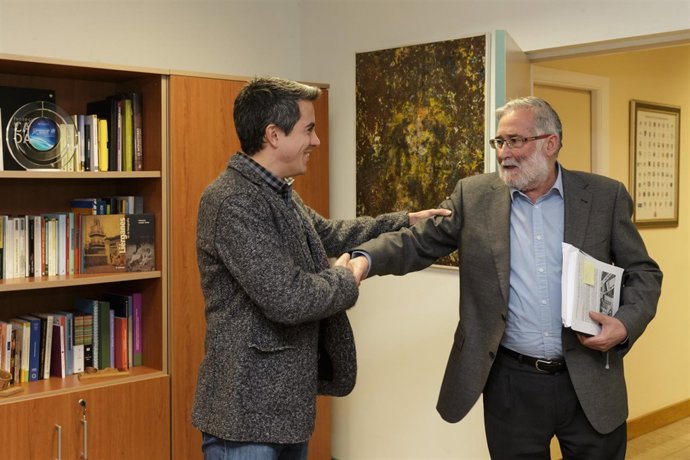 El consejero de Educación, Cultura y Deporte con el alcalde de Bezana