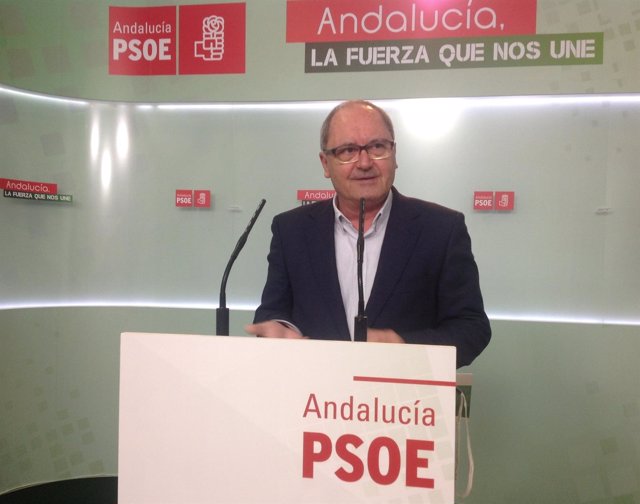 El secretario de Organización del PSOE-A, Juan Cornejo, en la sede