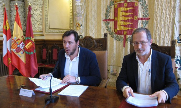 El alcalde de Valladolid, Óscar Puente, y el concejal Manuel Saravia