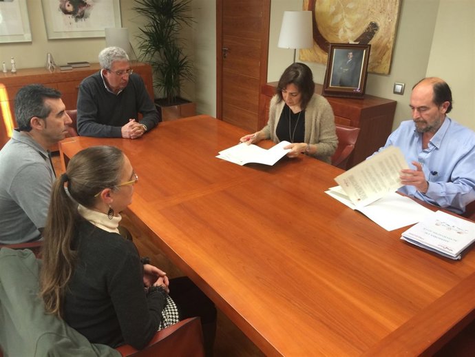 Guillén con la Asociación de Familiares de Niños con Cáncer