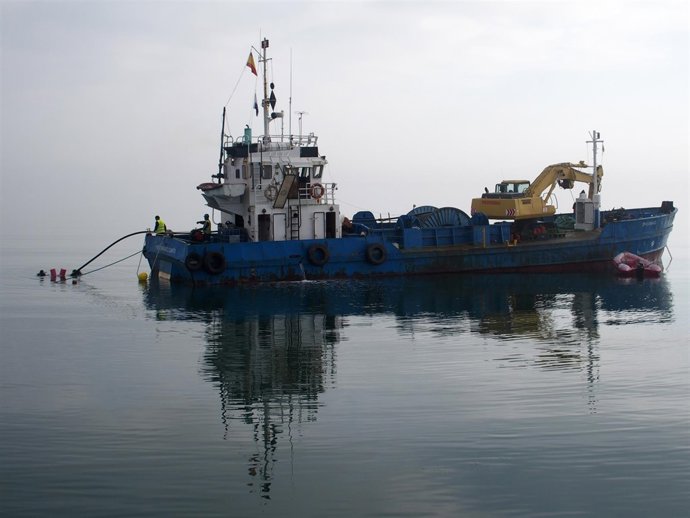 Inicio de la colocación de la línea eléctrica submarina del Trabucador