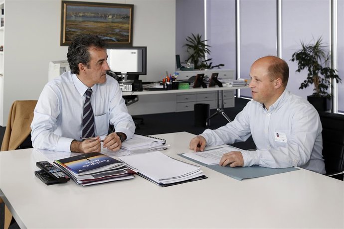 El consejero Francisco Martín y el alcalde de Bárcena de P.C,  Agustín Mantecón