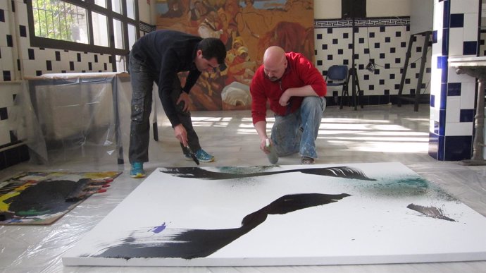 Juan Olivares y Pablo Noguera trabajando en el cuadro para Casa Caridad