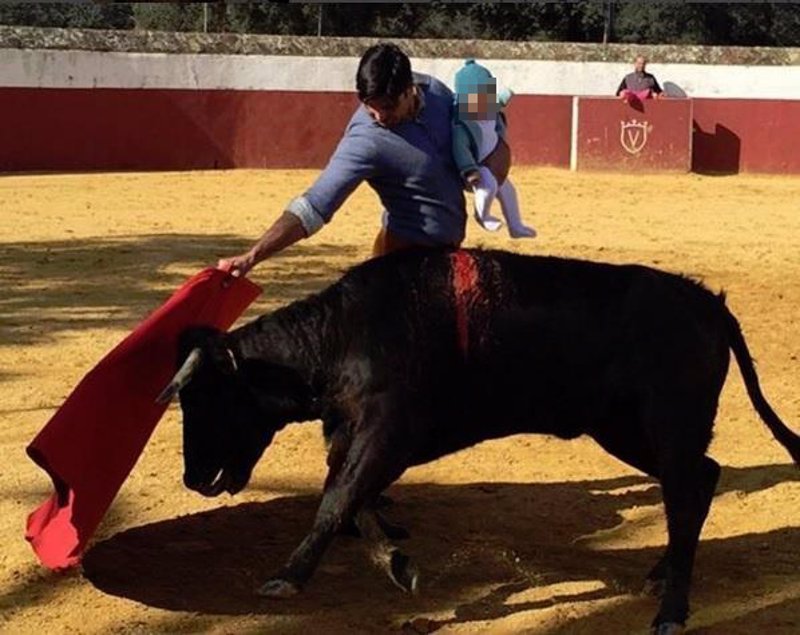 Francisco Rivera torea con su hija en brazos