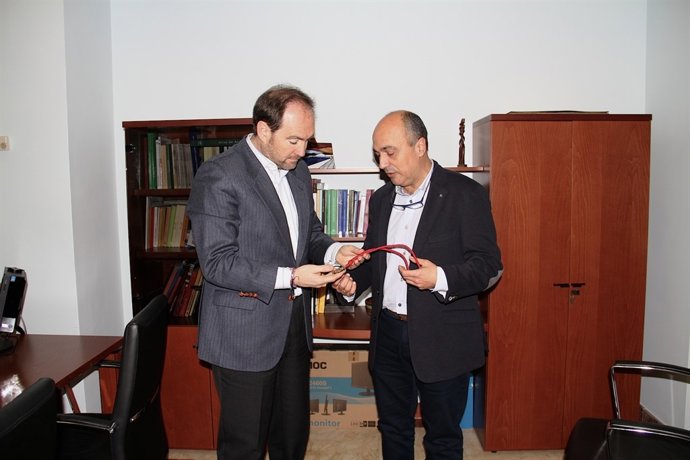 La Hermandad de Los Judíos entrega a Diputación la medalla de su 75 aniversario.