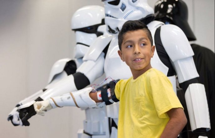 Niño con brazo biónico de soldado imperial 