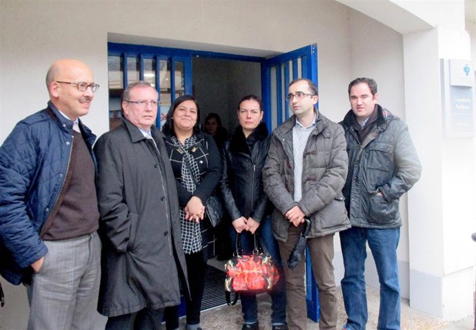 El consejero Francisco del Busto, durante su visita al área sanitaria II. 