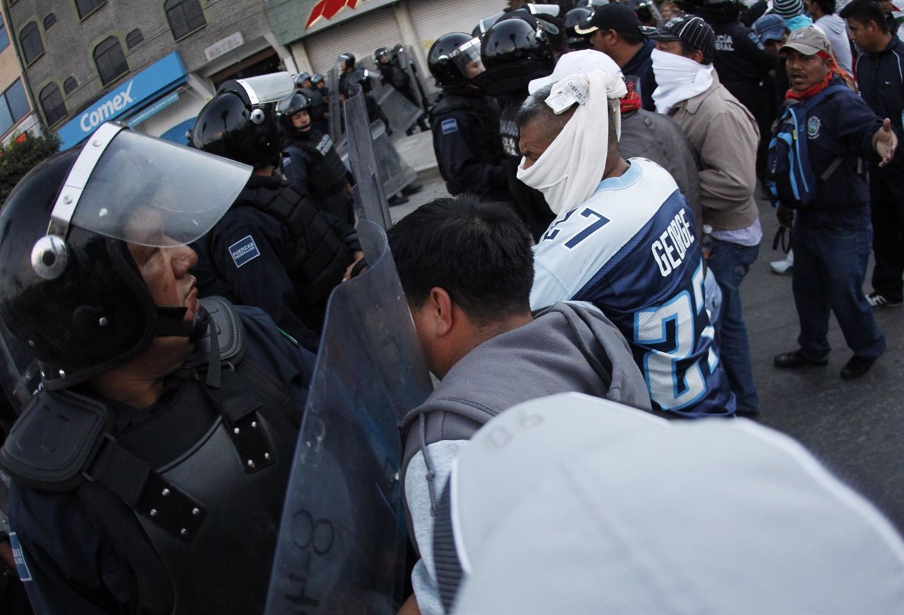 Policía se enfrenta a normalistas en Chilpancingo