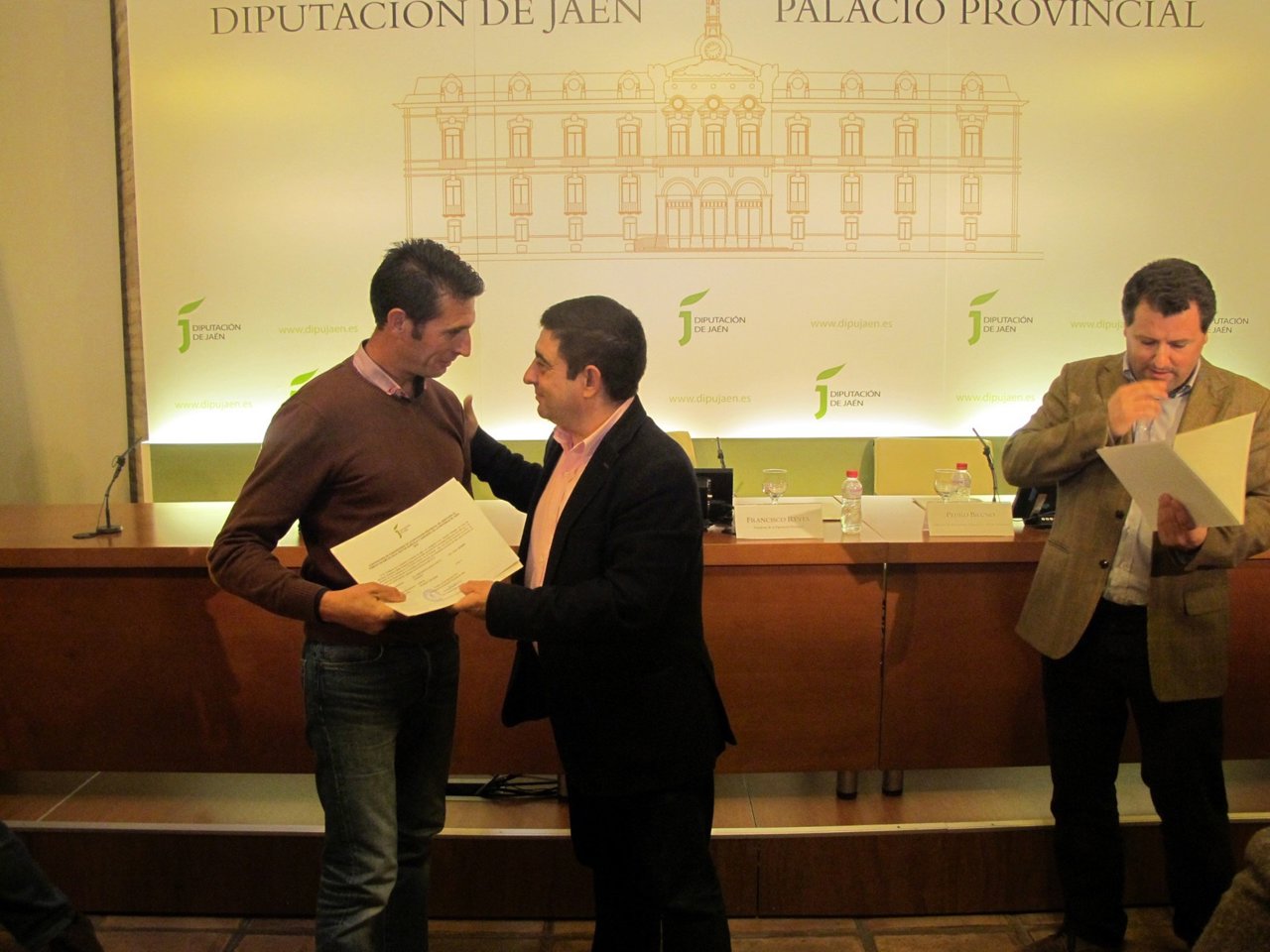 Reyes concede ayudas a ganaderos jiennenses