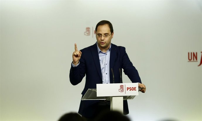 César Luena en rueda de prensa