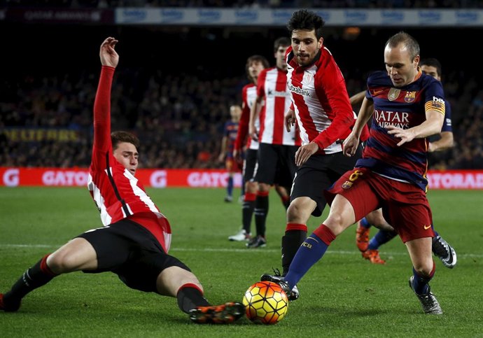 Andrés Iniesta se zafa de Aymeric Laporte en un Barça-Athletic