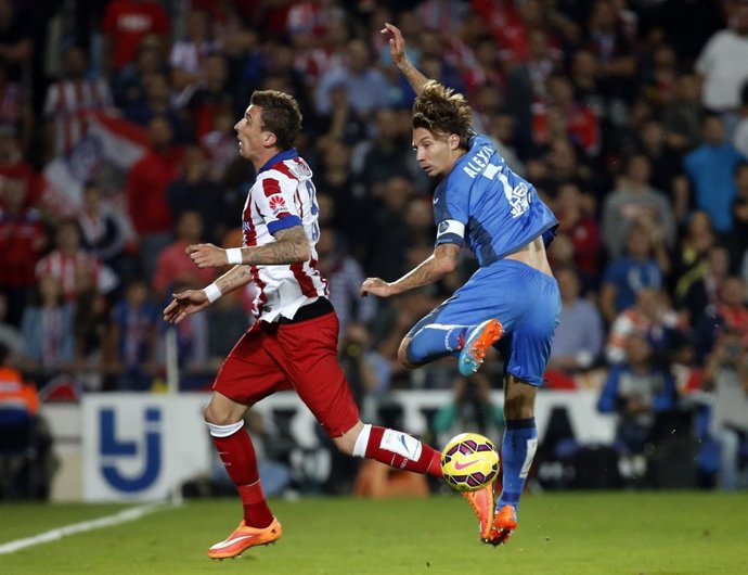 Alexis Ruano con Mario Mandzukic en el Getafe-Atleti