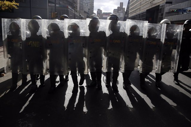 Efectivos de la Guardia Nacional venezolana durante una protesta en Caracas