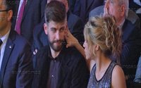 Shakira consuela a Piqué tras emocionarse al recibir el premio a mejor deportista
