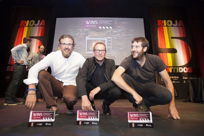 Los ganadores de la edición pasada posan con sus galardones