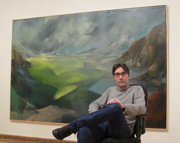 Carlos Pardo posa delante de una de sus obras de 'Variaciones sobre el paisaje'