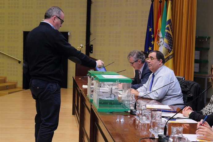 El rector de la UPO, Vicente Guzmán, ante una urna electoral 