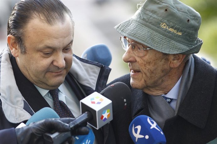 Simón Viñals Pérez y Carlos Viñals Larruga a su llegada al juicio