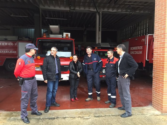 La consejera María José Beaumont en el parque de Bomberos de Tudela.