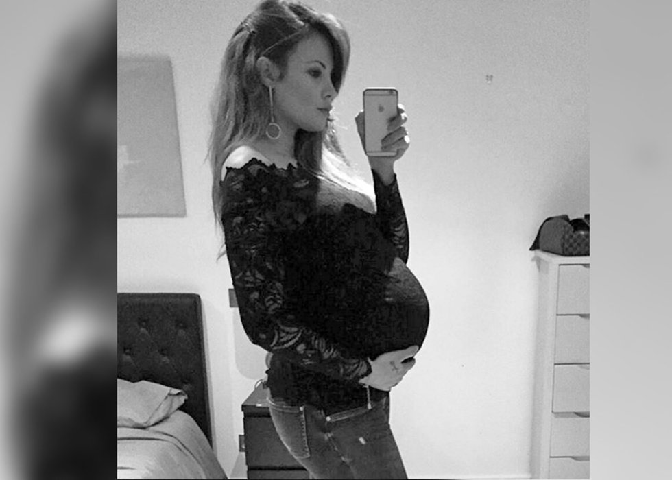 Jessica Bueno, toda una mamá modelo presumiendo de barriguita