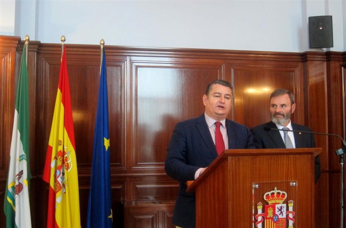 Antonio Sanz (i), junto al subdelegado del Gobierno en Jaén, Juan Lillo.