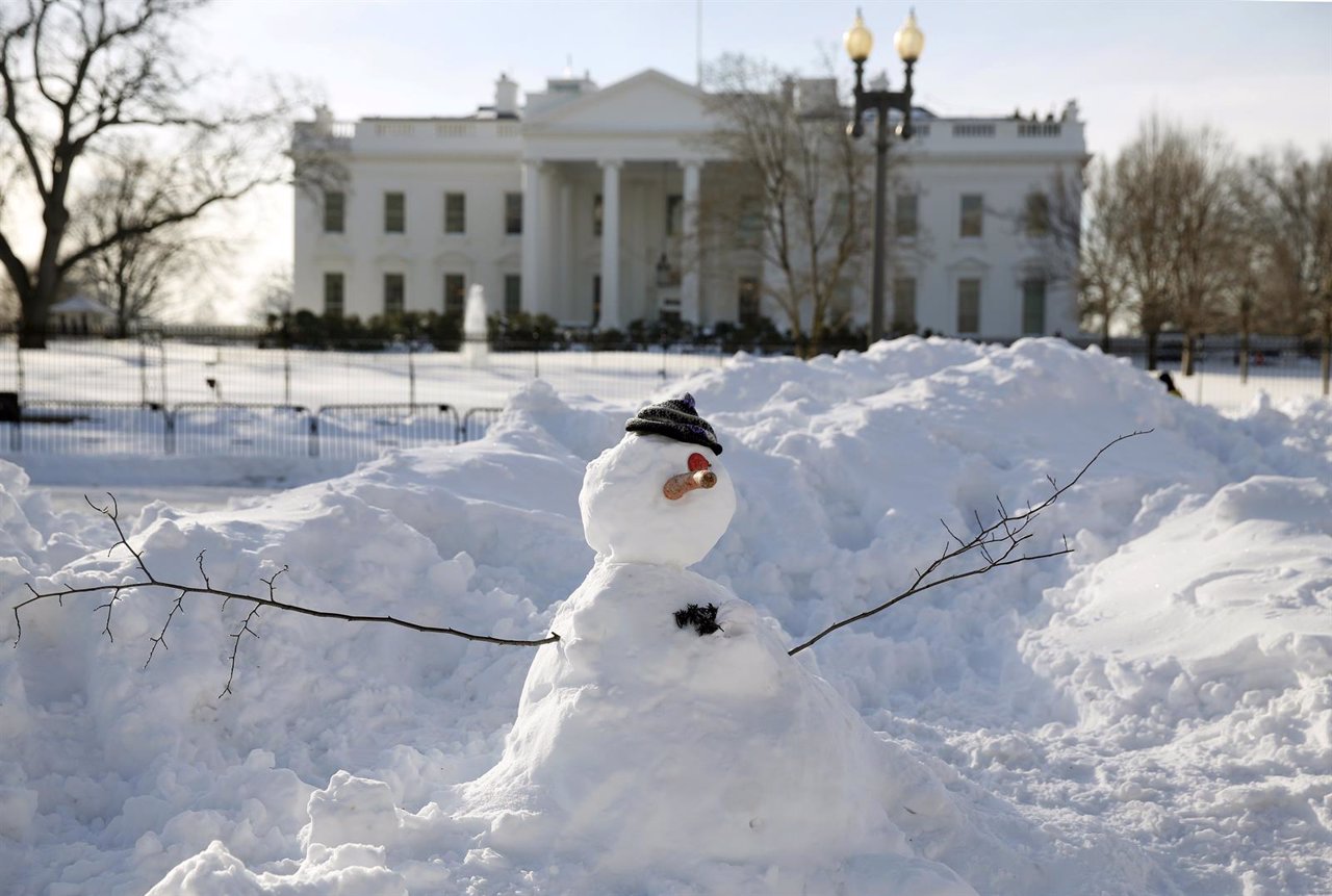 Muñeco de nieve ante la Casa Blanca en Washington