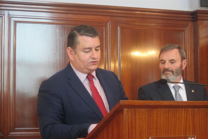 Antonio Sanz (i), con el subdelegado del Gobierno en Jaén, Juan Lillo.