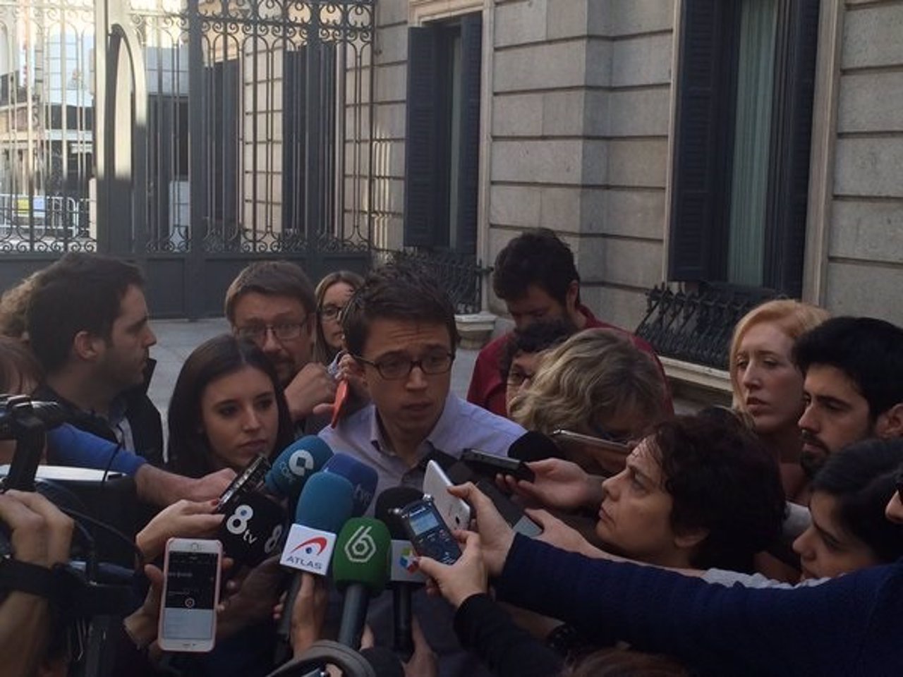 Íñigo Errejón atiende a los medios en el Congreso