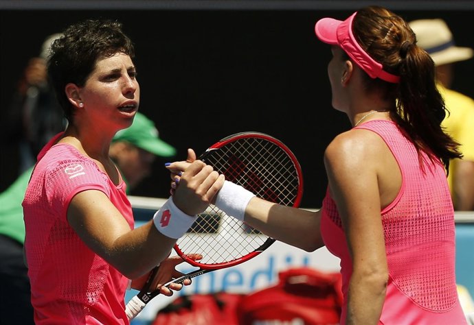 Carla Suárez se saluda con Radwanska durante su partido del Abierto de Australia