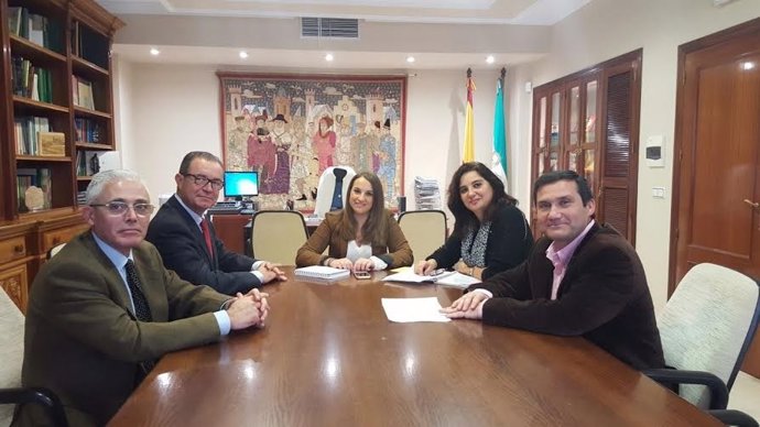 Ruiz (centro) ha mantenido un encuentro con el subdelegado de Defensa de Córdoba