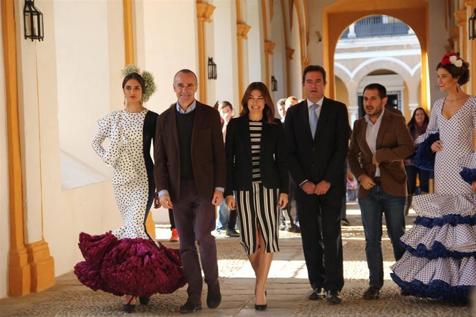 Jóvenes Concurren En La Final Del Certamen De ,Diseñadores Que Tendrá Lugar En E