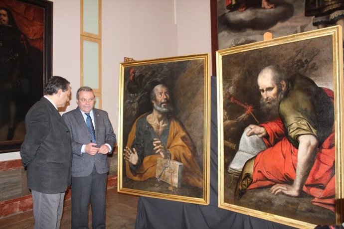 Alcalde (dcha.) presenta los dos lienzos atribuidos a Sebastián Martínez