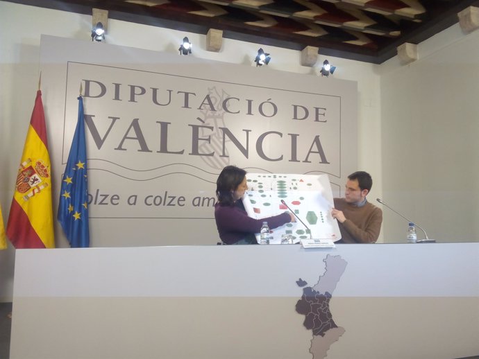 La diputada Rosa Pérez y Miquel Lorente muestran el mapa de la trama Imelsa