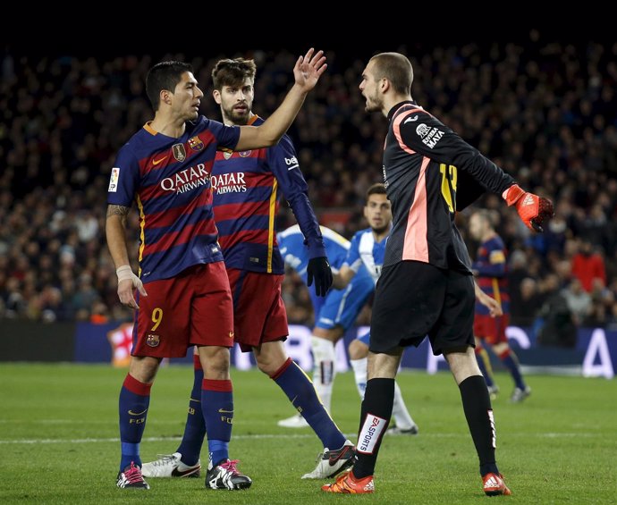 Pau López y Luis Suárez se enzarzan en el Barcelona - Espanyol