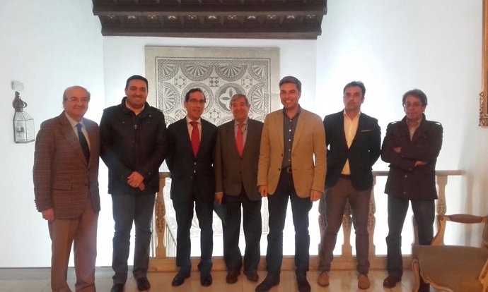 Diputados provinciales del PP y miembros de la Plataforma en la Diputación