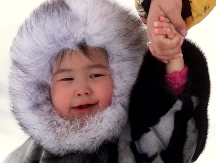 Niña inuit en el Ártico canadiense