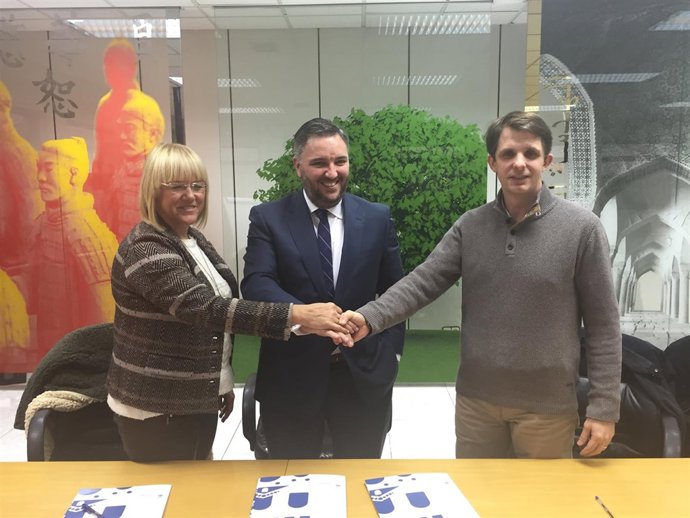 Firma del acuerdo entre la UZ y la empresa Ariño Duglass