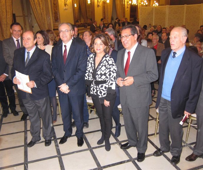Isabel Ambrosio junto a las autoridades en el foro