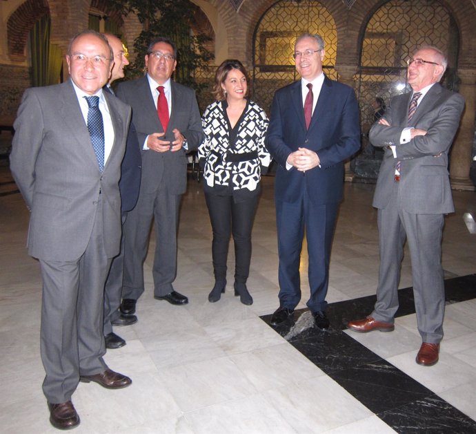 Juan Pablo Durán, Isabel Ambrosio y Antonio Pulido con representantes de Círculo