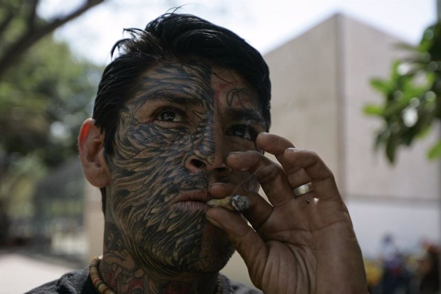 Hombre fumando marihuana en México