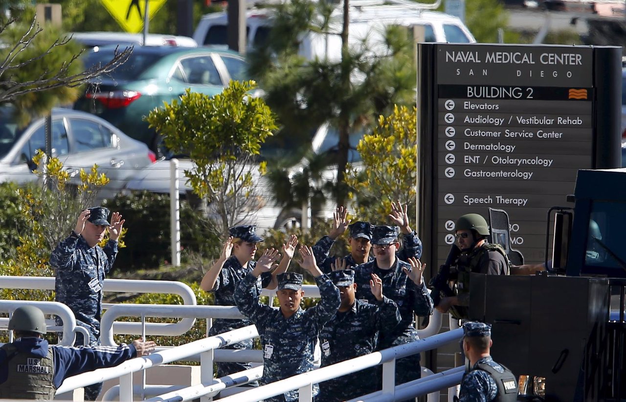 Personal evacuado del Centro Médico Naval de San Diego