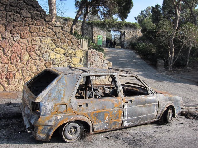 Los Mossos centran la investigación en el primer coche de los incendiados